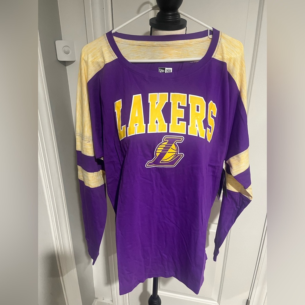 Women’s Lakers New Era Shirt Size Large